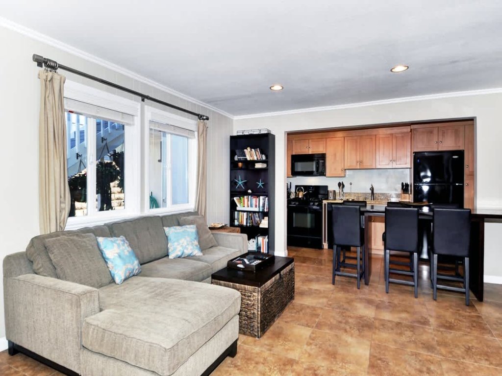 313 E Bay A | Cozy Bay Cottage near Balboa Village Vacation Rental in Newport Beach - RedAwning