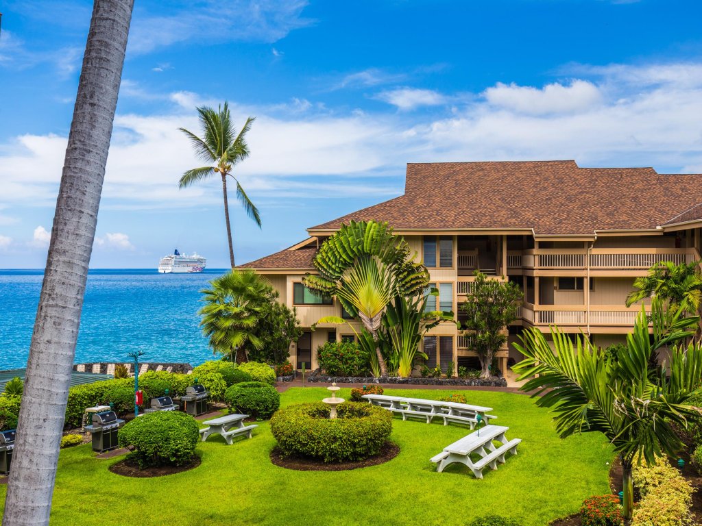 Lovely Oceanfront 2nd Fl Condo w private lanai and Kona sunsets Vacation Rental in Kailua Kona - RedAwning
