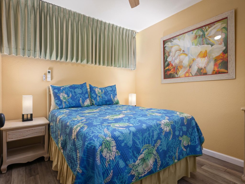 Lovely Oceanfront 2nd Fl Condo w private lanai and Kona sunsets Vacation Rental in Kailua Kona - RedAwning