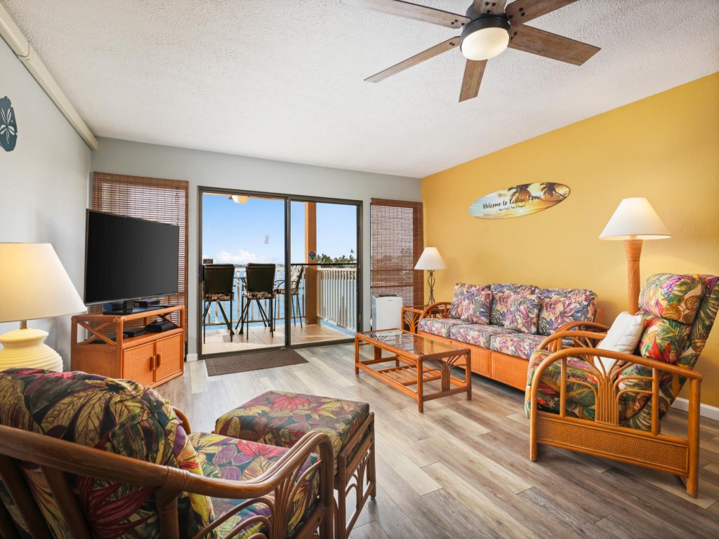 Lovely Oceanfront 2nd Fl Condo w private lanai and Kona sunsets Vacation Rental in Kailua Kona - RedAwning