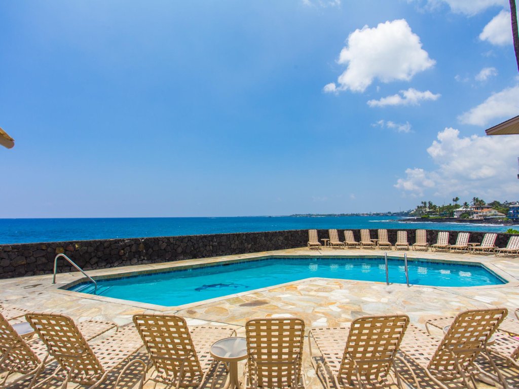 Lovely Oceanfront 2nd Fl Condo w private lanai and Kona sunsets Vacation Rental in Kailua Kona - RedAwning