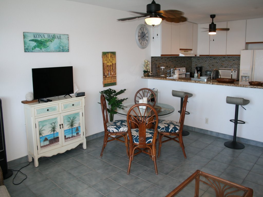 Modern Kona Resort Condo w swimming pool and spa Vacation Rental in Kailua-Kona - RedAwning