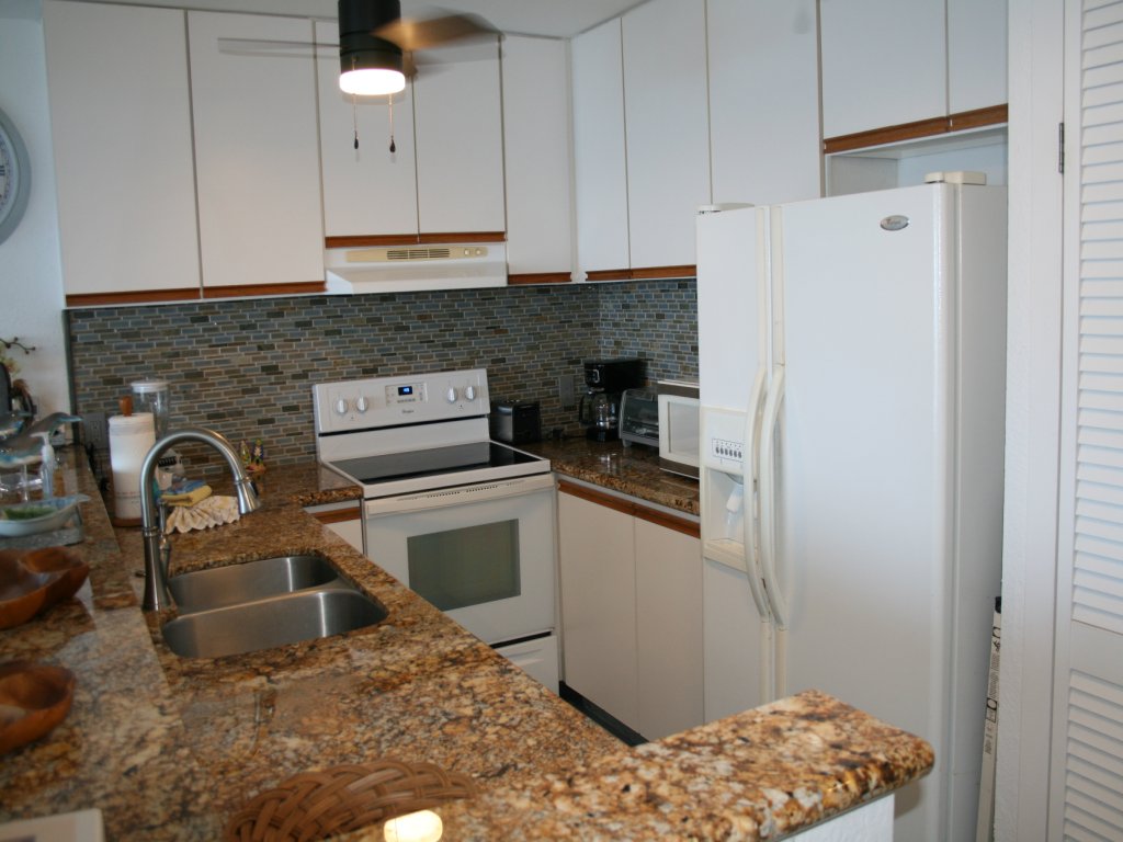 Modern Kona Resort Condo w swimming pool and spa Vacation Rental in Kailua-Kona - RedAwning