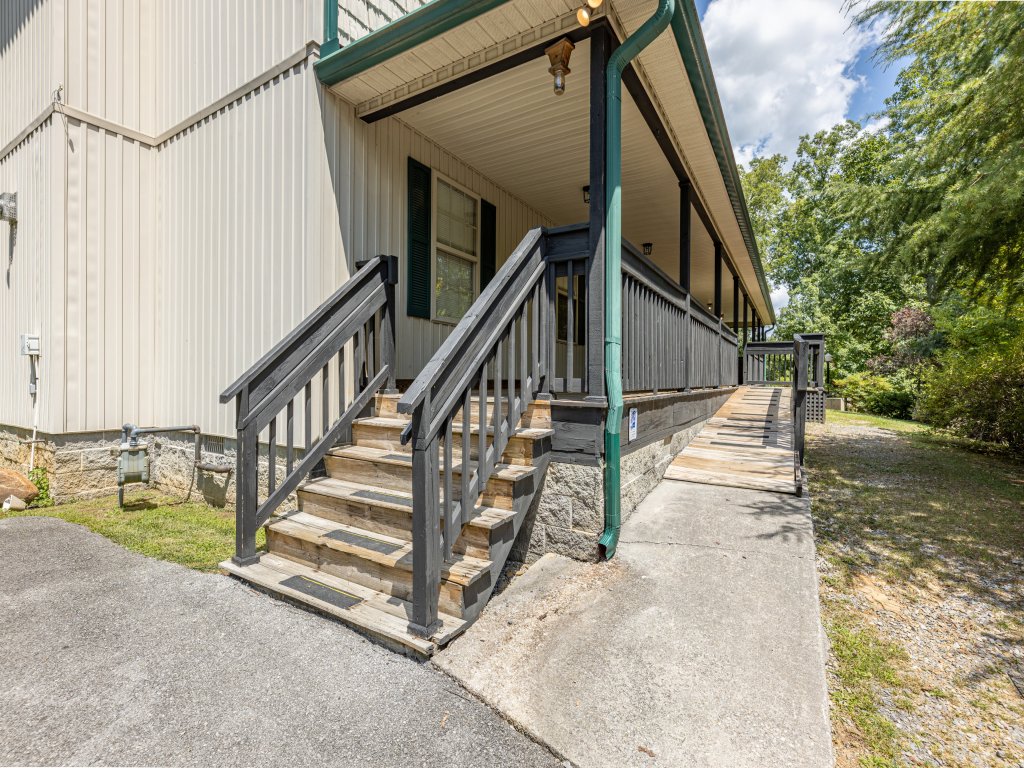 Enourmous Chalet for your perfect family Mountain Retreat Vacation Rental in Pigeon Forge - RedAwning