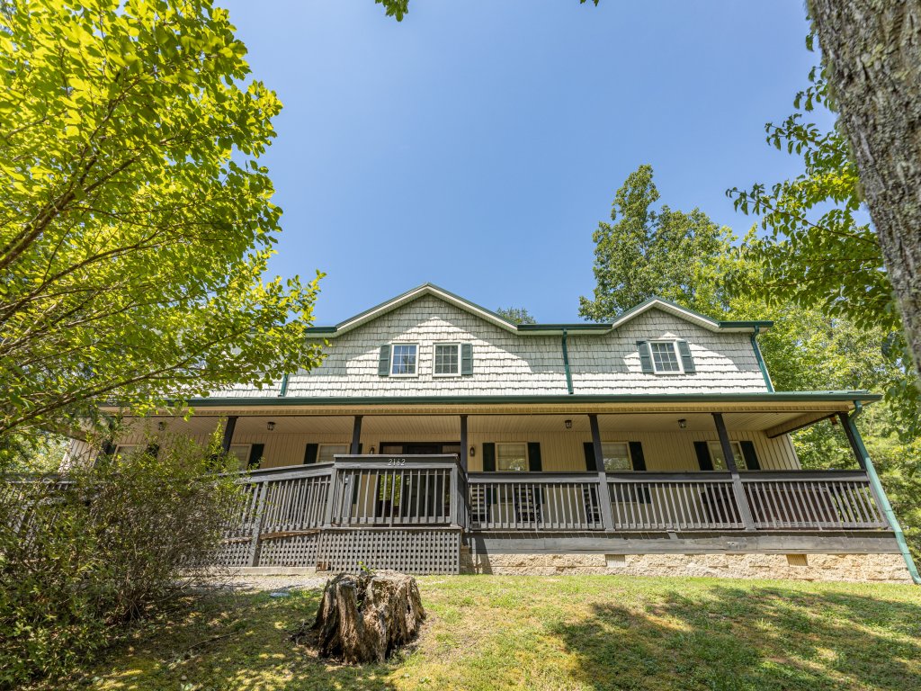 Enourmous Chalet for your perfect family Mountain Retreat Vacation Rental in Pigeon Forge - RedAwning