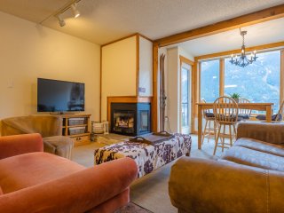 Comfortable Cozy Condo- Short Walk to American Eagle Lift- SH402