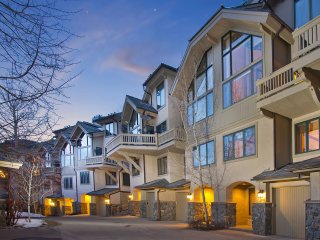 Ski In Ski Out Townhome in Rocky Mountain Access to Elkhorn Chairlift - image