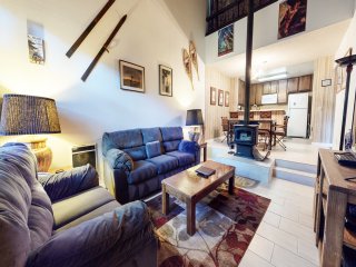 St. Moritz 12 Bright and cozy Mountain Cabin, Centrally Located