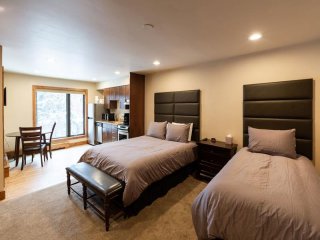Spacious Condo with Outdoor Heated Pool and Hot Tubs
