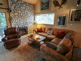 Snowcreek IV 622 Light, Bright and Updated, Walk to Snowcreek Athletic Club