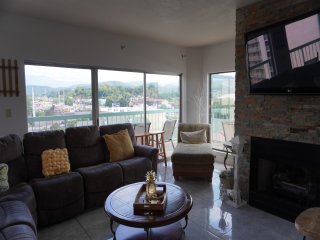 Smoky Mountains 711 3BD Condo with All Round Private Balcony