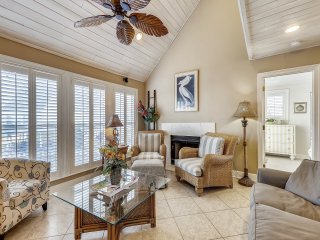 SPC 12 is a 3 BR Villas that sleeps 10 on the lake