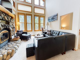 Snowcreek V 880 Great Views, Beautiful Complex Location, Bright with Private Washer Dryer