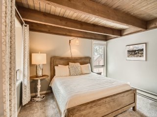 Spacious Mill Run 3 Townhouse Close to City Attractions