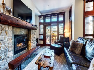 Juniper Crest 7 Private Hot Tub, 2 Car Garage, BBQ, Walk to the Lifts and Mountain Views