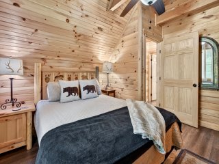 Black Bear Retreat- Large Rustic Cabin Perfect for Families!