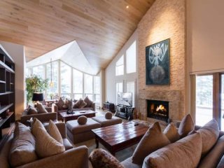 Northwoods Private Penthouse with Effortless Ski-In Ski-Out Access