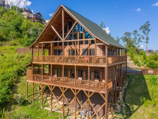 A+ Amazing Views Cabin with Grill Area