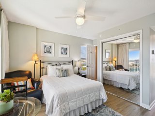 Seacrest 715A is an efficiency on the Gulf side of Okaloosa Island