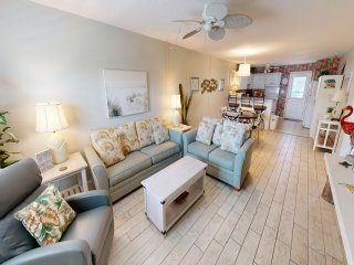 Venus 201- 2nd Floor 2 BR Sleeps with Gulf Access on Okaloosa Island
