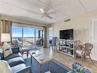 Upper unit Overlooking the Beautiful Outdoor Space and Pier - image