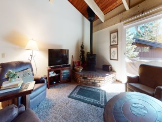 Mammoth Estates 223 Lovely Mountain condo with Wood Burning Fireplace in Prime location