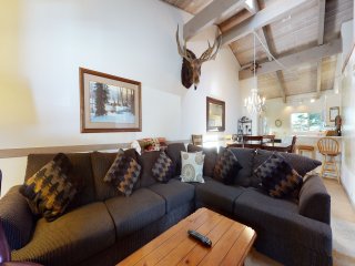 Mammoth Estates 203 Pet-friendly Large Mountain Condo with Wood Burning Fireplace