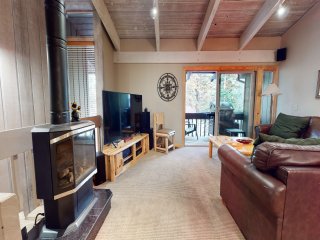 Mammoth Estates 119 Great for groups, Steps from Jacuzzi pool and game room, Walk to Village