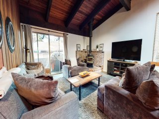Mammoth Estates 228 Mountain condo with Wood Burning Fireplace, Walk to The Village