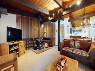 Mammoth Estates 129 Rustic Spacious condo. Prime location, Bus stop near by, Walk to The Village