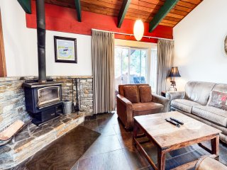 Mammoth Estates 215 Artistic design Mountain Cabin, Fabulous location, Walk to The Village