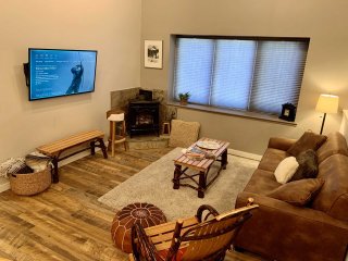 Mammoth Estates 108 Mountain Design Studio, Phenomenal location, Walk to The Village Gondola