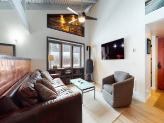 Mammoth Estates 106 Charming Studio, Amazing location, Walk to The Village Gondola