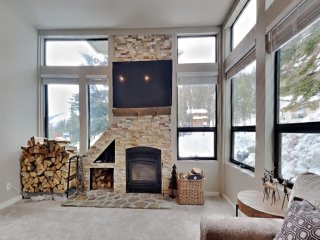 Deluxe Condo Just Steps to Mammoth Mountain- Close to Ski Slopes and Free Village Gondola! (Unit 511 at 1849 Condos)
