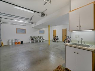8 Crag Home with Private Indoor Hot Tub, Bike is Provided for Outdoor Activities