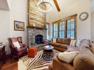 Snowcreek VI The Lodges 1127 3 Suites, Spacious with Mountain Views, Private Garage and Washer Dryer