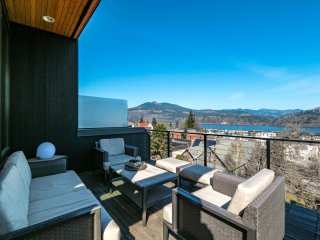 FOUR Condo with Columbia River Gorge View and Hot Tub