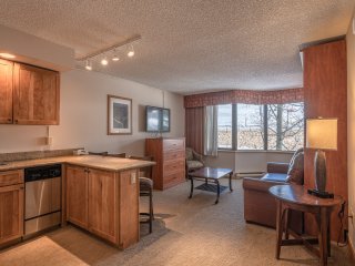 Grand Lodge 1 Bedroom Condo, Close to Everything