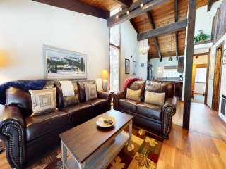 Mammoth Estates 113 Large Pet-Friendly Townhome, Walk to The Village, Private Washer Dryer