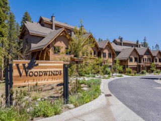 Woodwinds 1265 Luxury Townhouse, Private Hot Tub, 2 Car Garage