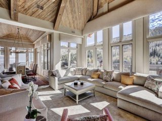 Luxury Mountain-Side Penthouse with Stunning Views! Save 20% on 7+ Nights!