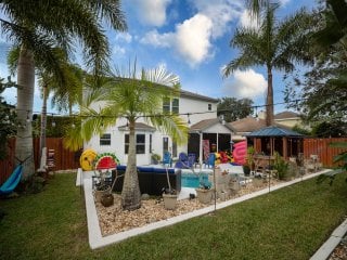 Gorgeous Urban Oasis with Hot Tub, HEATED POOL and Private Movie Theater