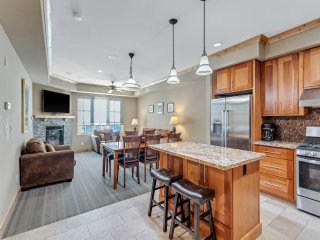 Modern Condo- Great Location SM#202!