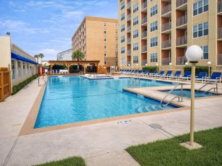 * BBQ Pits *Private Beach Access * Pool &amp; Hot Tub