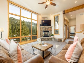 8201 Mill Creek- Private Hot Tub!