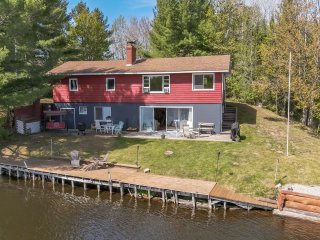 The Banks- rustic waterfront and secluded with Kayaks and Canoes included