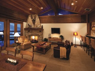Mountain Views Apartment with Hot Tub on Private Deck