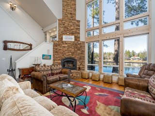 Casa Cassaretto- This Beautiful Lakefront Home is Only 50 yards from Marina Beach