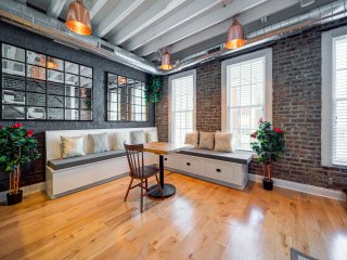 Spacious 2 Bed/2 Bath Apartment in West Town!