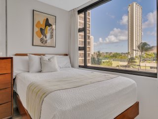 Deluxe Waikiki Condo Pool View FREE Parking & Wi-Fi